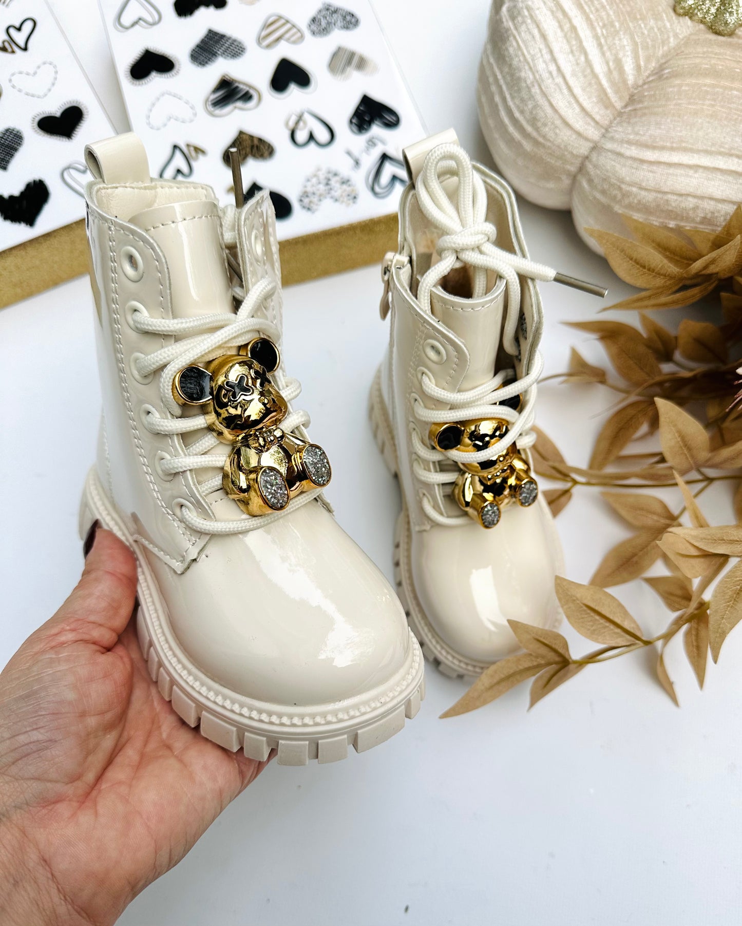 Beige winter boots