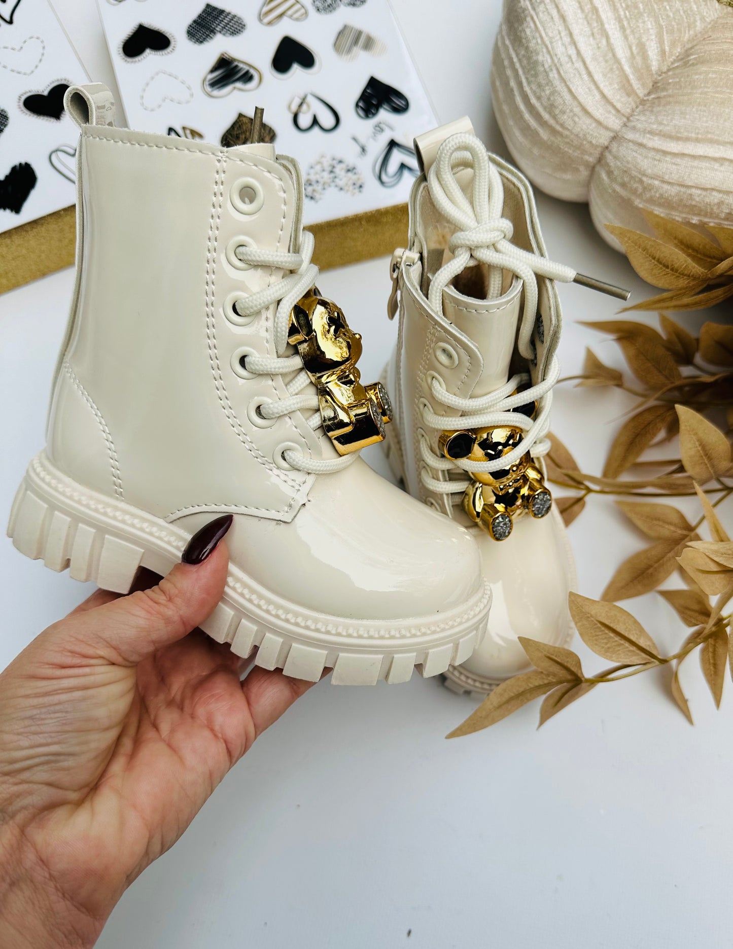 Beige winter boots