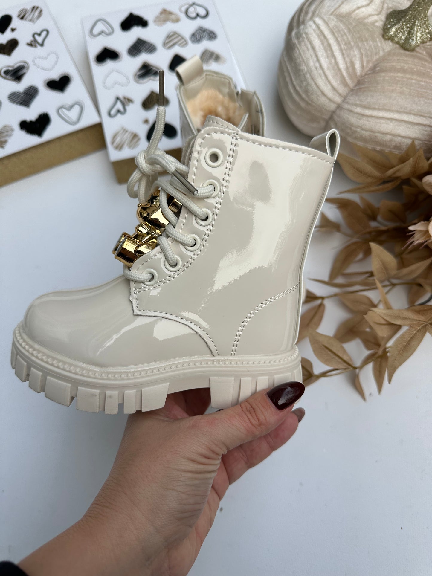 Beige winter boots